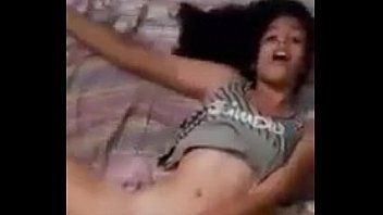 Novinha na suruba com os amigos do namorado - novinha na suruba