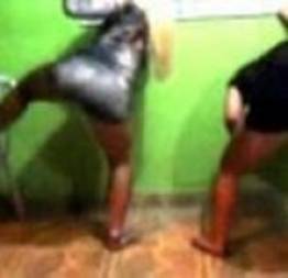 Três gostosas dançando funk no quintal
