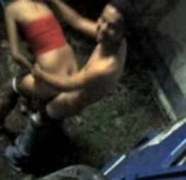 Casal trepando no patio ao anoitecer