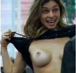 Grazi Massafera mostrando os peitos em verdades secretas