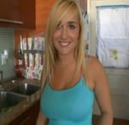 Kayla Lowden e seus peitos grandes naturais