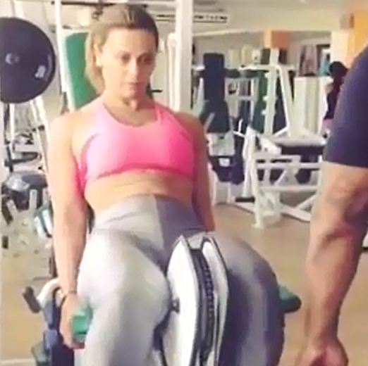 Viviane araujo treinando pernas – gatas de legging