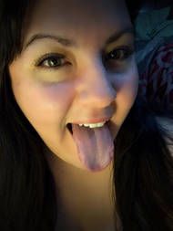 Gatinha discreta mostrando seus peitos grandes e naturais