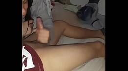 Pedi minha prima pra brincar com meu pau um pouco...