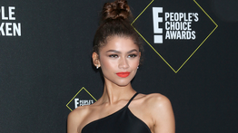 Zendaya com os mamilos durinhos e calcinha cavada | O Imoral